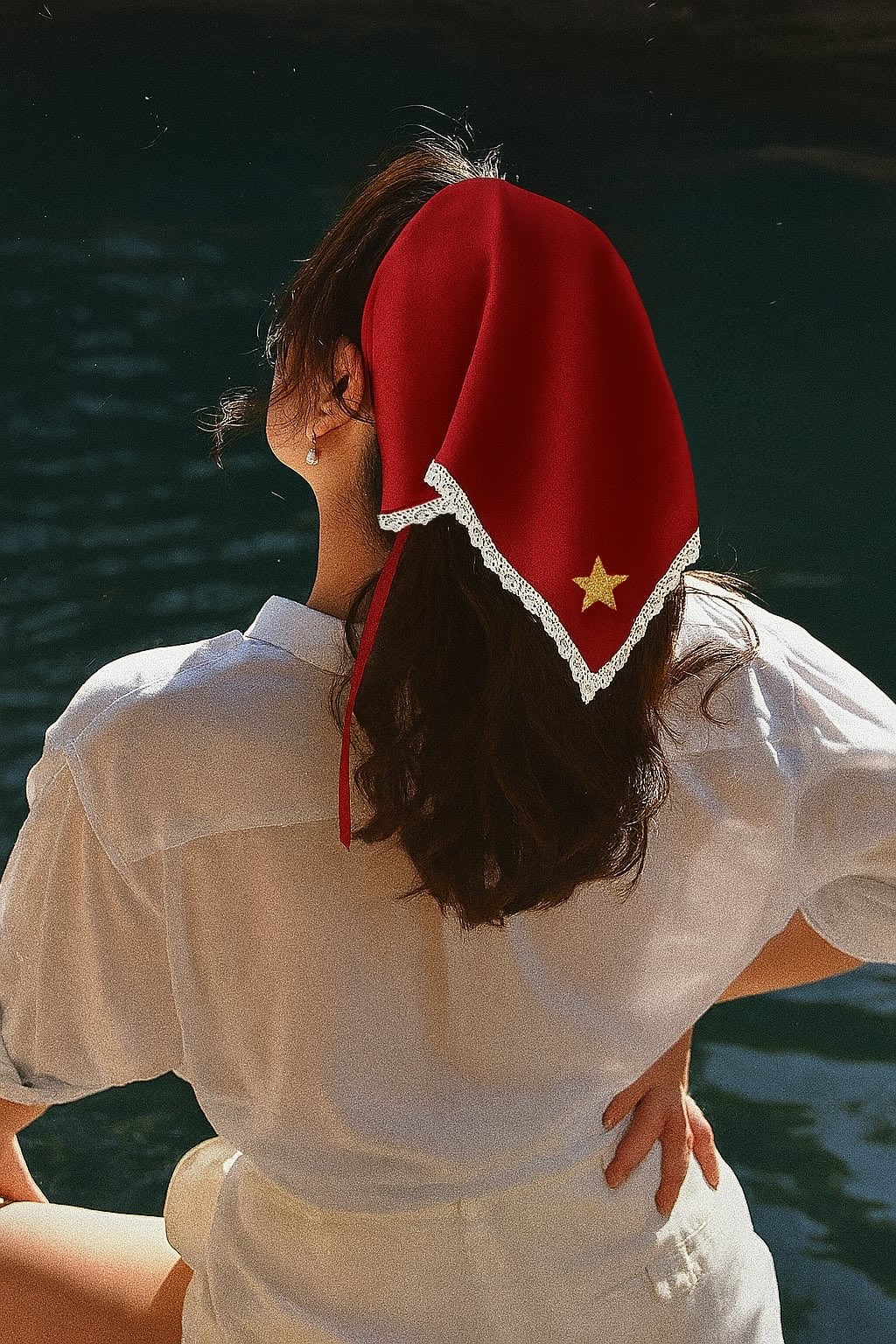 Cờ Tổ quốc, áo in hình sao vàng... 