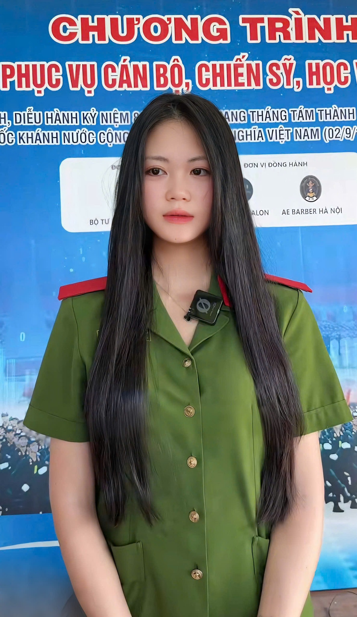 Chiến sĩ khối nữ Cảnh sát đặc nhiệm nổi tiếng sau vài phút đi hiến tóc, diện quân phục khí chất ngút trời- Ảnh 1.