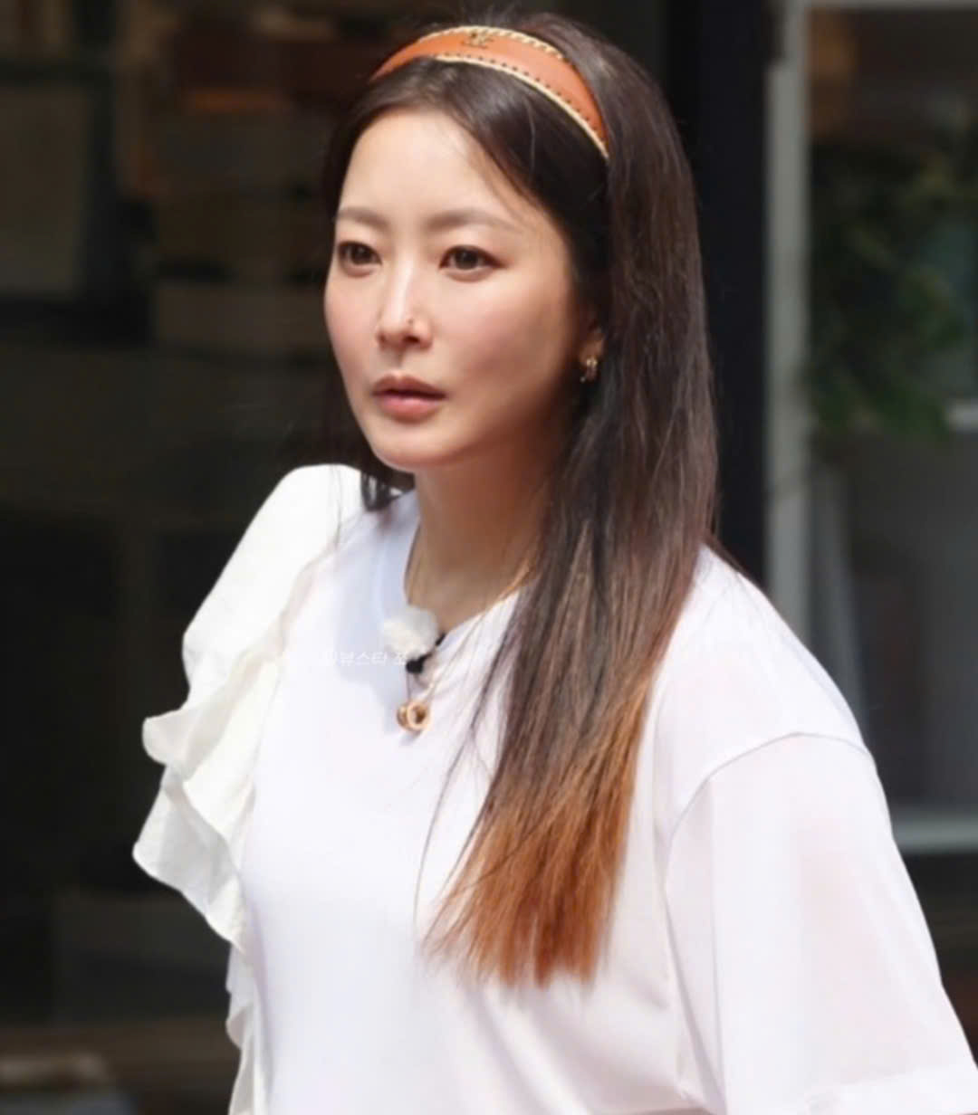 Netizen Hàn choáng trước băng đô của Kim Hee Sun, trông đơn giản mà có giá tận 22 triệu đồng- Ảnh 7.
