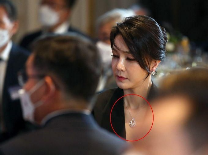 Khám xét nhà cựu đệ nhất phu nhân Hàn Quốc, phát hiện loạt "quà tặng" xa xỉ- Ảnh 1.
