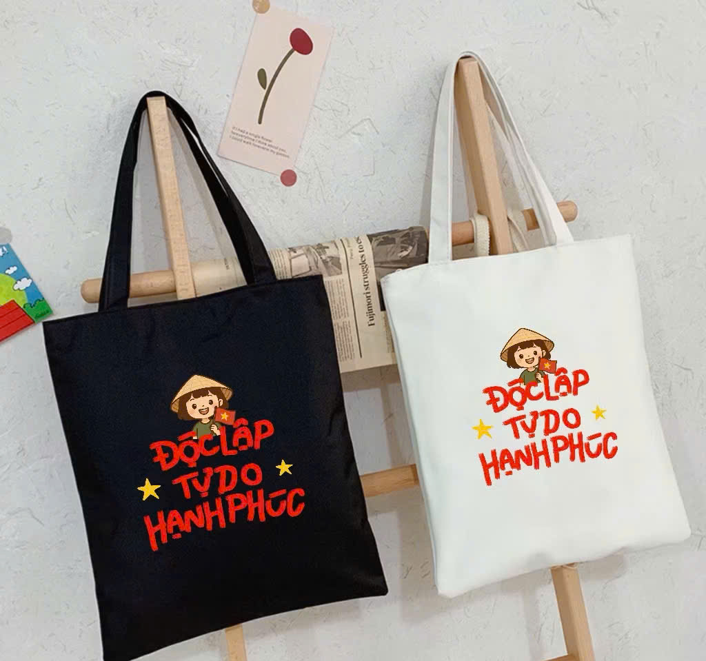 Cờ Tổ quốc, áo in hình sao vàng... 