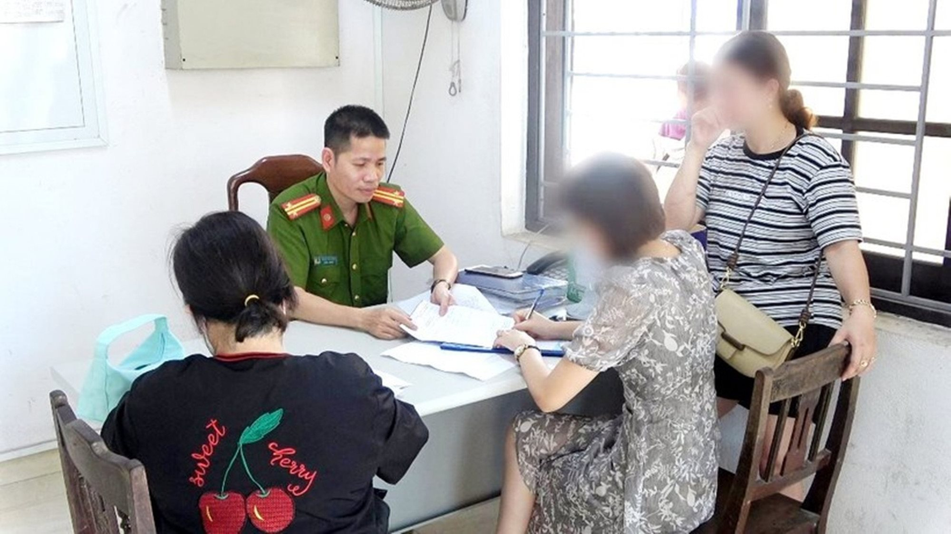 Công an đã cảnh báo vô số lần, 20 người dân Hà Nội vẫn chuyển khoản 6 tỷ đồng cho lừa đảo- Ảnh 1.