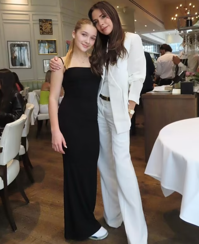 Sốc visual với con gái út nhà Beckham: Từ cô bé mũm mĩm đến chiến dịch giảm cân 1 tay Victoria 