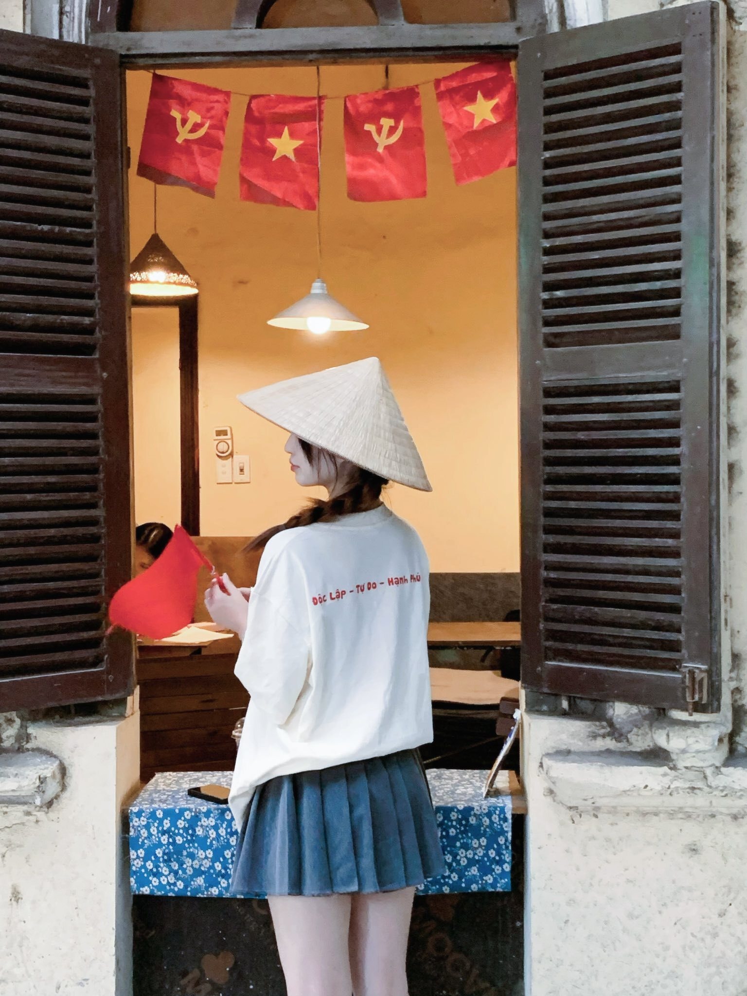 Cờ Tổ quốc, áo in hình sao vàng... 
