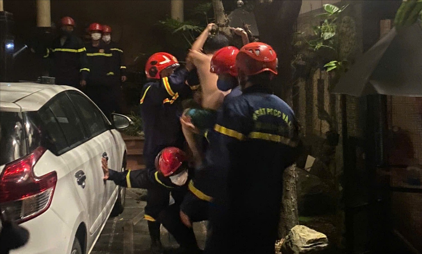Cứu 5 người khỏi đám cháy bùng phát lúc nửa đêm ở Đà Nẵng- Ảnh 1.