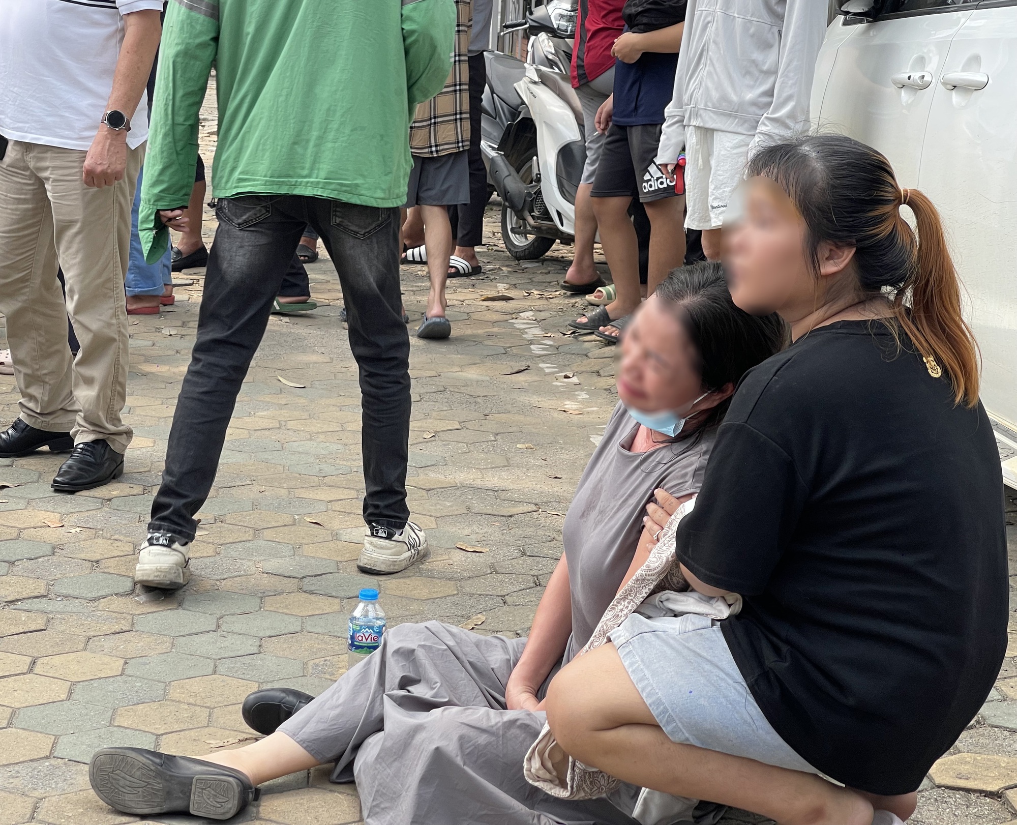 Người thân khóc nghẹn bên hiện trường vụ tai nạn khiến nam thanh niên 20 tuổi tử vong ở Hà Nội- Ảnh 3.