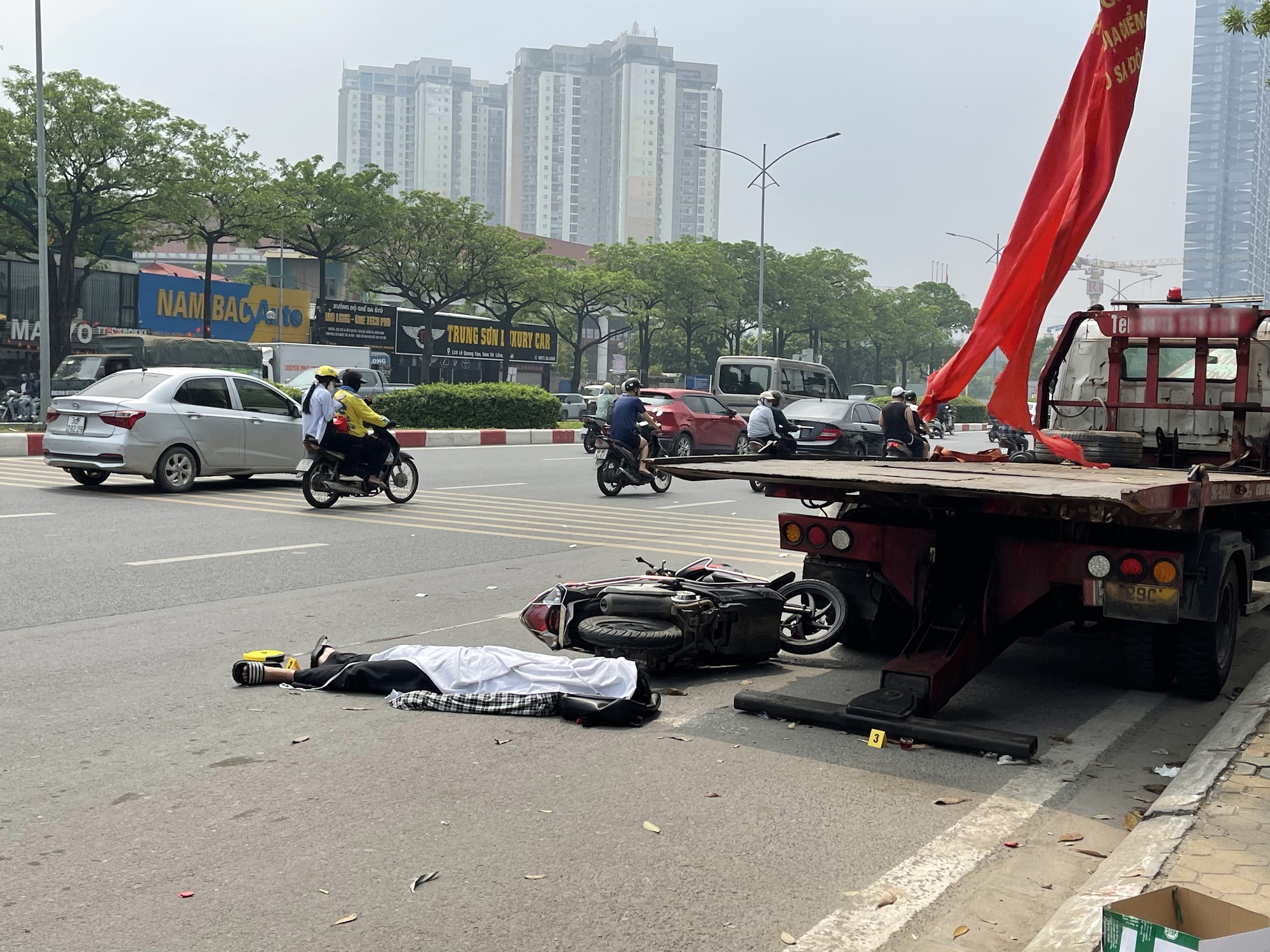 Hà Nội: Hiện trường vụ tai nạn giao thông nghiêm trọng khiến 1 thanh niên tử vong trên đường Lê Quang Đạo- Ảnh 2.