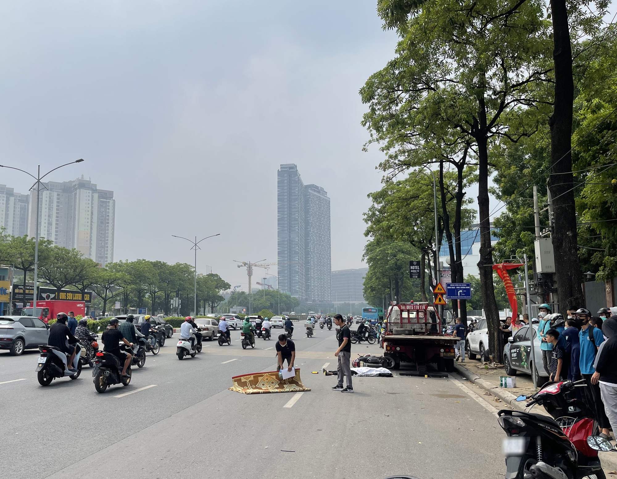 Hà Nội: Hiện trường vụ tai nạn giao thông nghiêm trọng khiến 1 thanh niên tử vong trên đường Lê Quang Đạo- Ảnh 1.