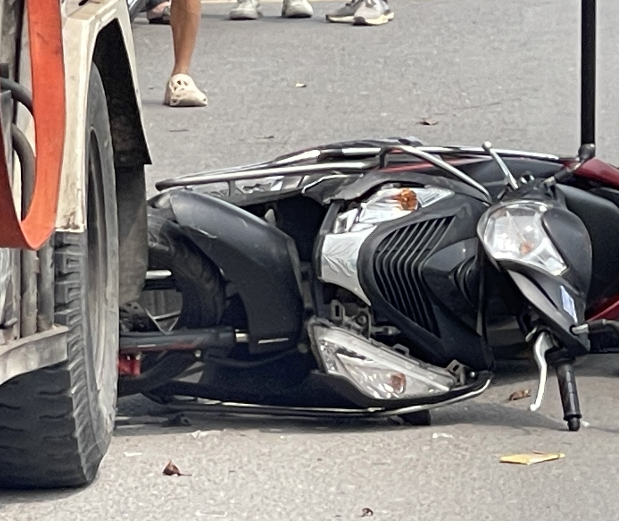 Hà Nội: Hiện trường vụ tai nạn giao thông nghiêm trọng khiến 1 thanh niên tử vong trên đường Lê Quang Đạo- Ảnh 3.
