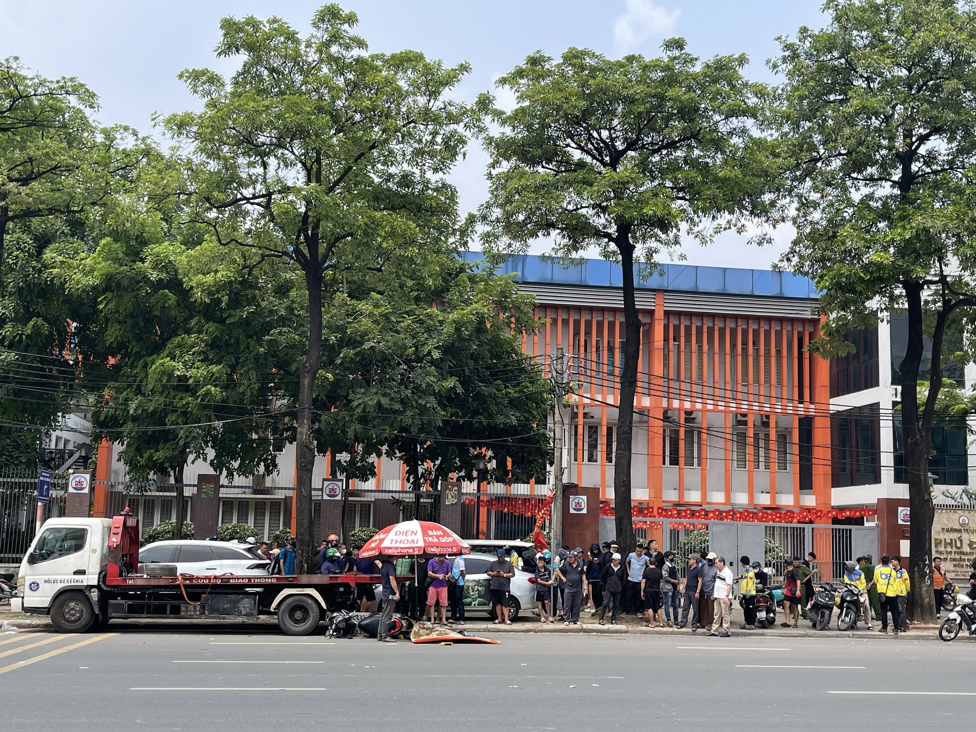 Hà Nội: Hiện trường vụ tai nạn giao thông nghiêm trọng khiến 1 thanh niên tử vong trên đường Lê Quang Đạo- Ảnh 4.