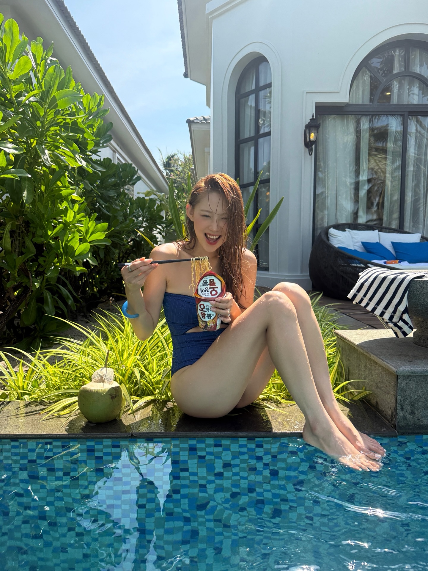 Gái Hàn nô nức khoe dáng check in ở biển Việt Nam, từng khung hình xinh hết nấc!- Ảnh 7.