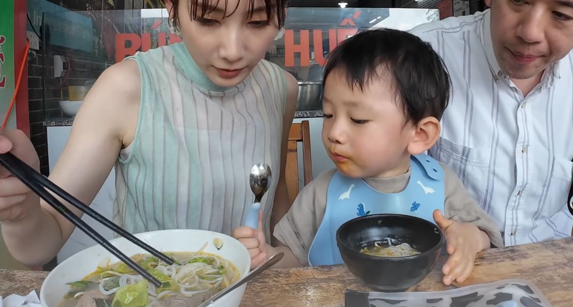Em bé Nhật Bản lần đầu ăn 1 món bún Việt Nam, có phản ứng khiến nghìn người 'tan chảy'- Ảnh 2.
