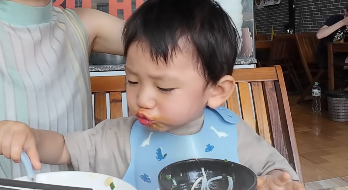 Em bé Nhật Bản lần đầu ăn 1 món bún Việt Nam, có phản ứng khiến nghìn người 'tan chảy'- Ảnh 4.