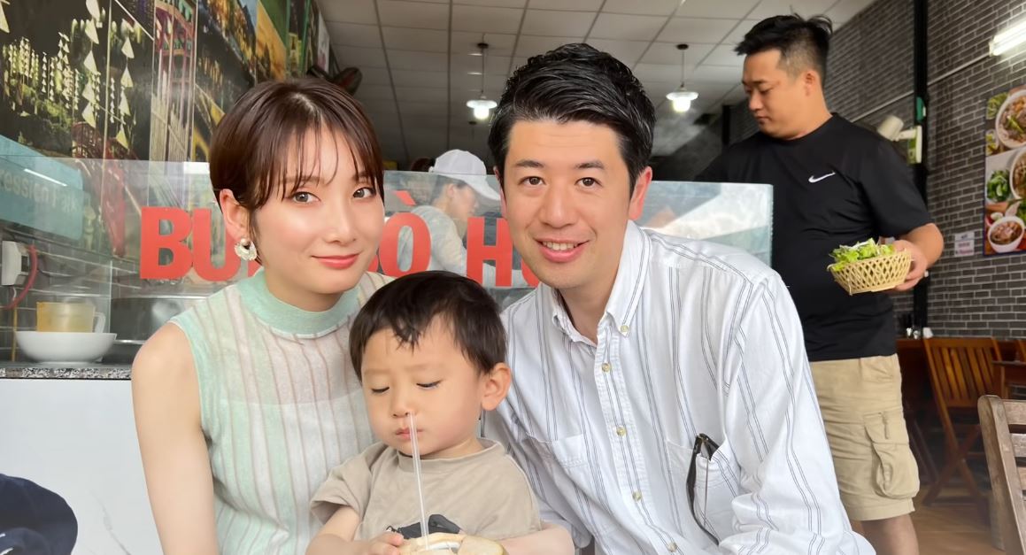 Em bé Nhật Bản lần đầu ăn 1 món bún Việt Nam, có phản ứng khiến nghìn người 'tan chảy'- Ảnh 1.