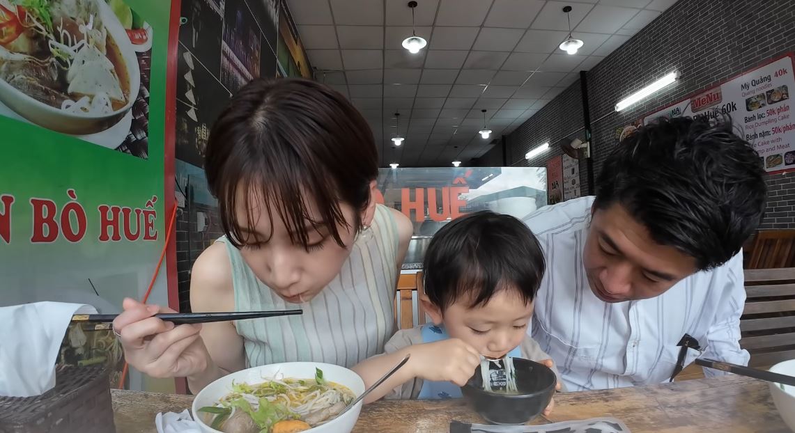 Em bé Nhật Bản lần đầu ăn 1 món bún Việt Nam, có phản ứng khiến nghìn người 'tan chảy'- Ảnh 3.