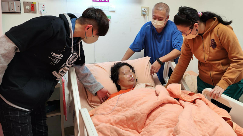 Hay uống cà phê đặc, ăn mì gói, nữ công nhân ngã gục bên bàn máy may vì tai biến mạch máu não- Ảnh 1.