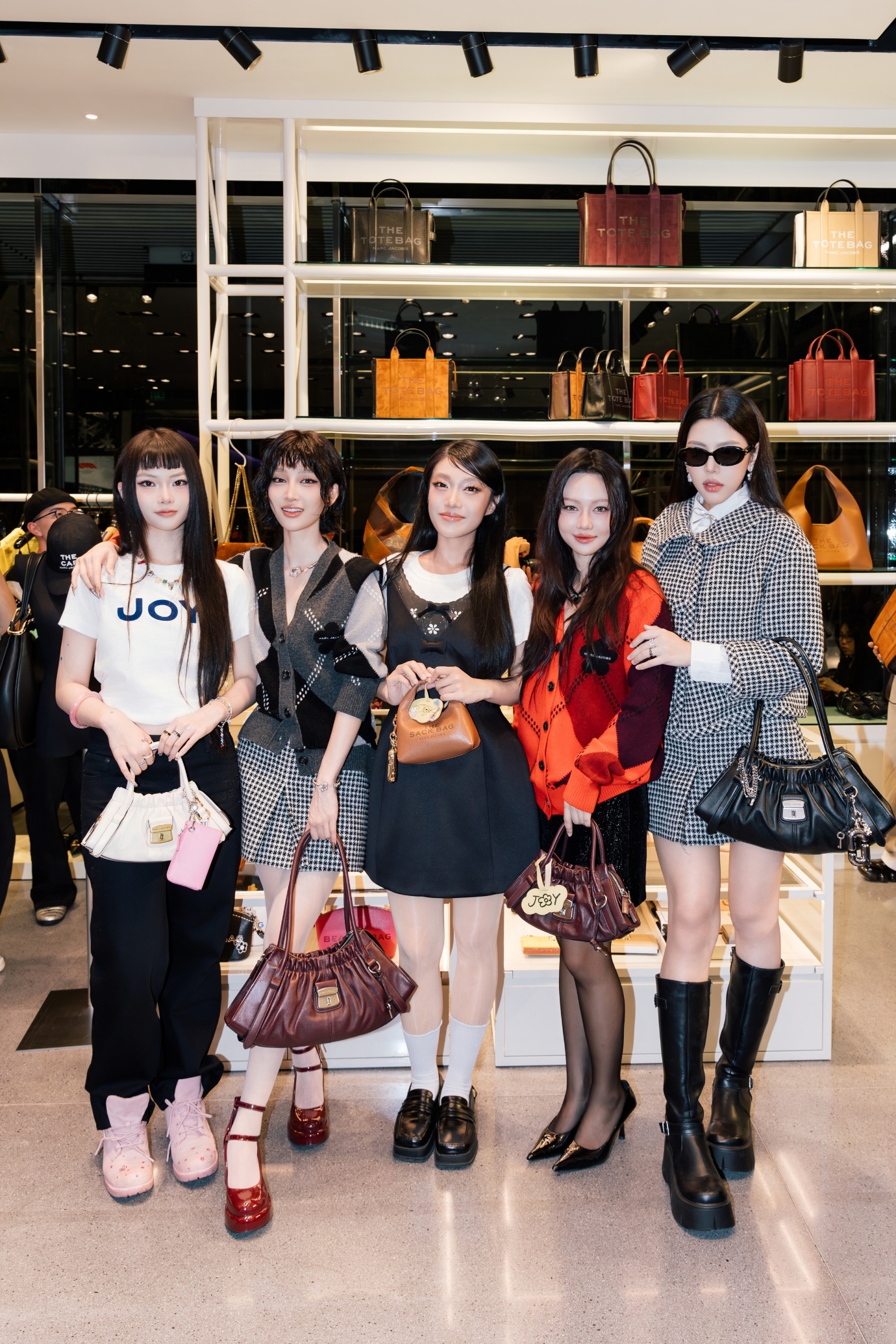 Marc Jacobs ra mắt BST Thu - Đông 2025, KOLs Việt góp vui- Ảnh 3.