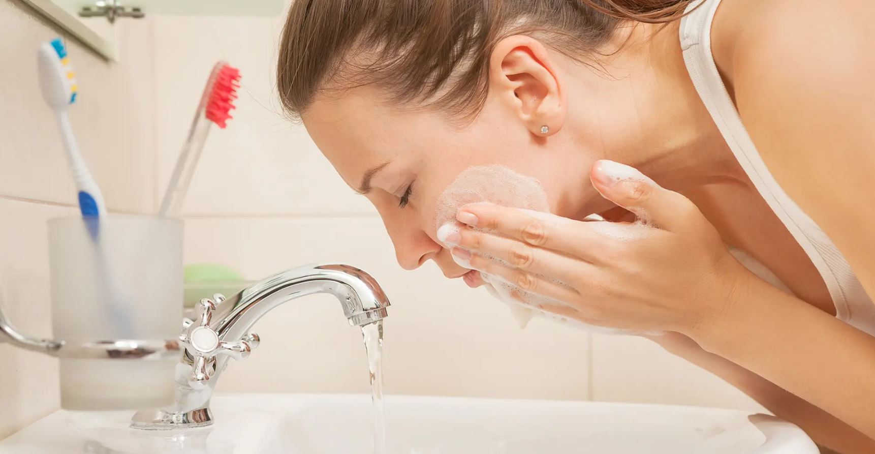 Sau 30 năm cuộc đời, giờ tôi mới biết rửa mặt đúng cách: Da tôi đẹp nhất từ trước đến giờ- Ảnh 1.