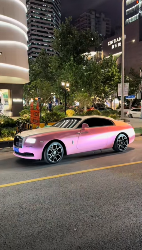 Hot nhất hôm nay ở Thượng Hải: Phú nhị đại tặng bạn gái Rolls-Royce 20 tỷ màu hồng, vượt xa cổ tích- Ảnh 2.