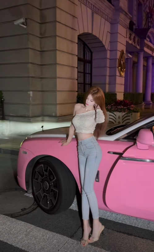 Hot nhất hôm nay ở Thượng Hải: Phú nhị đại tặng bạn gái Rolls-Royce 20 tỷ màu hồng, vượt xa cổ tích- Ảnh 1.