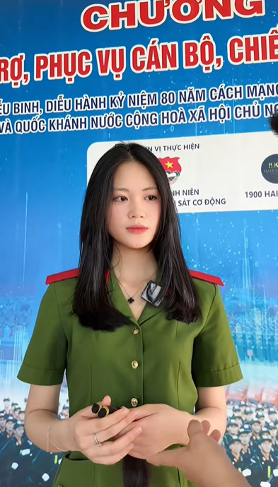 Chiến sĩ khối nữ Cảnh sát đặc nhiệm nổi tiếng sau vài phút đi hiến tóc, diện quân phục khí chất ngút trời- Ảnh 2.