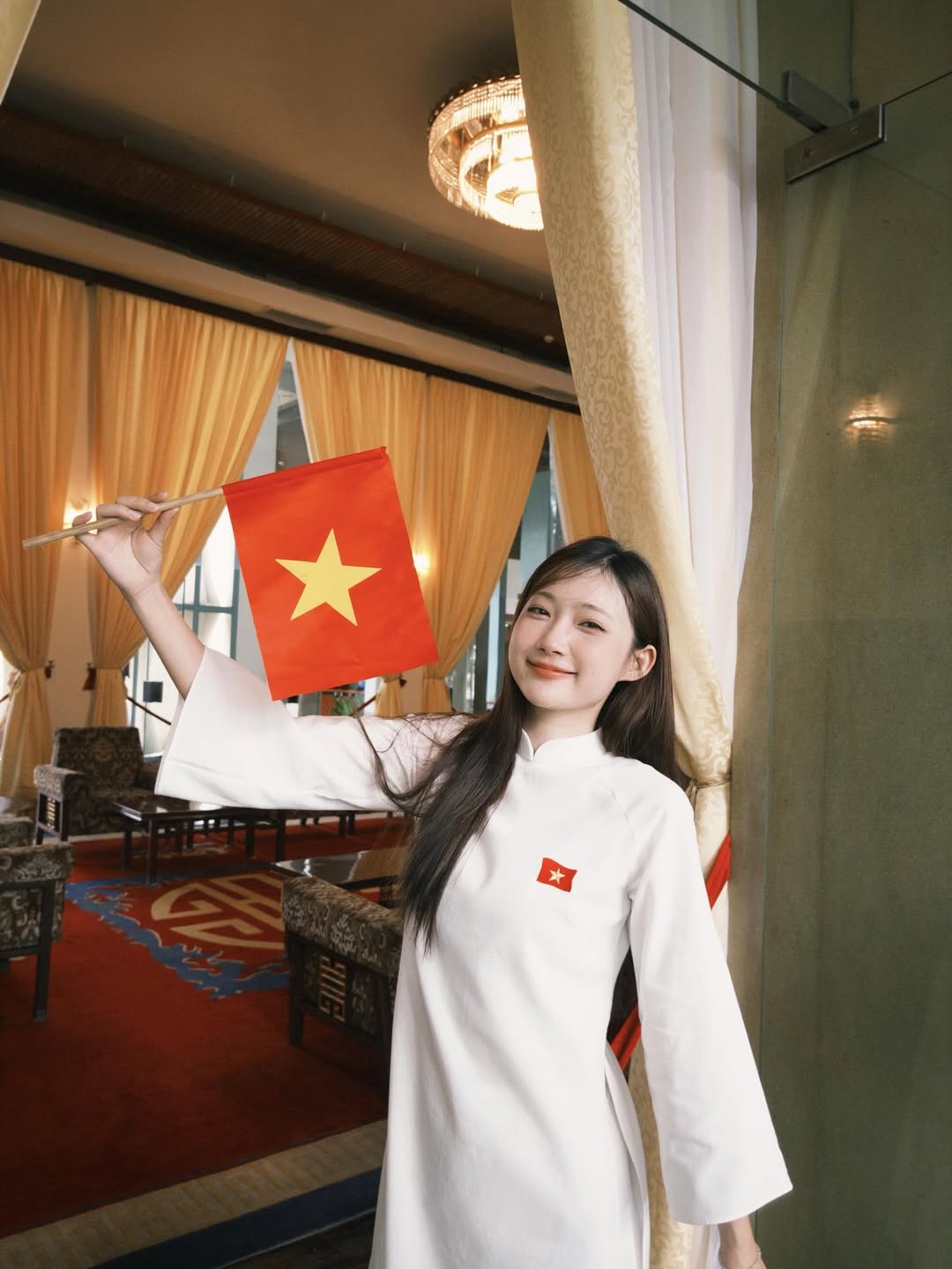 Cờ Tổ quốc, áo in hình sao vàng... 
