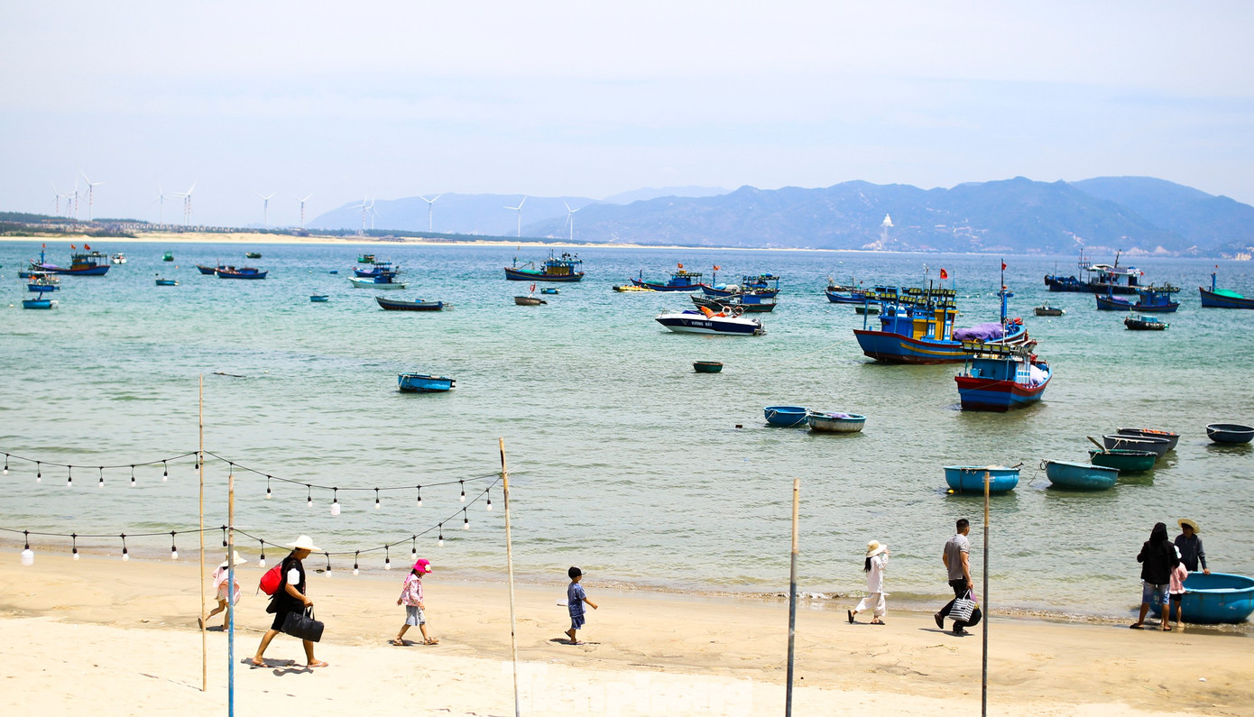 Những con hẻm ở làng chài cổ Nhơn Lý có gì mà du khách mê mẩn check-in?- Ảnh 1.