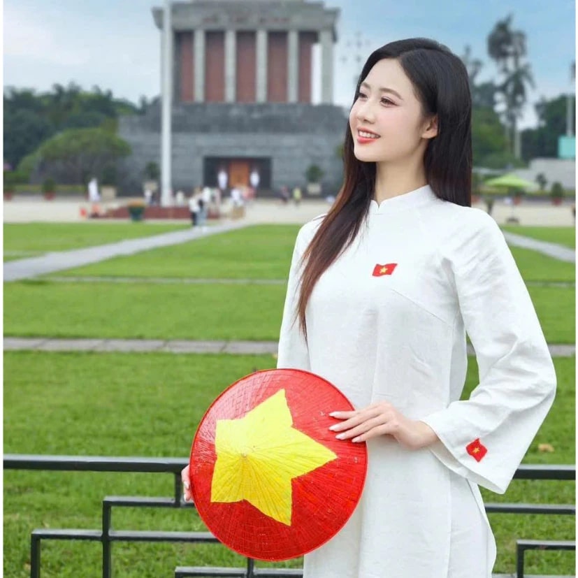 Cờ Tổ quốc, áo in hình sao vàng... 
