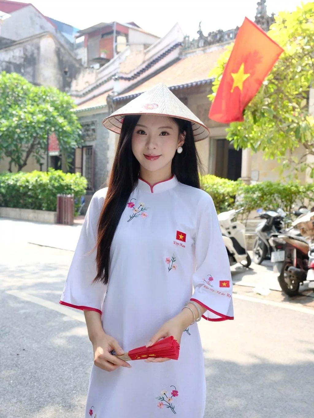 Cờ Tổ quốc, áo in hình sao vàng... 