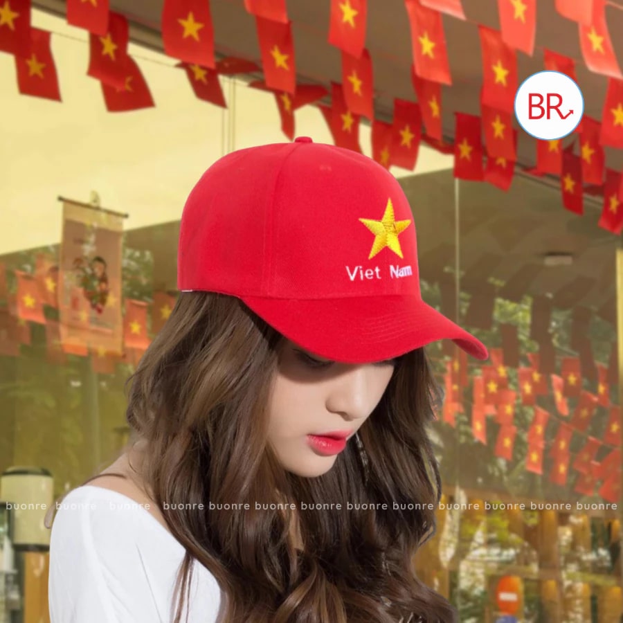 Cờ Tổ quốc, áo in hình sao vàng... 