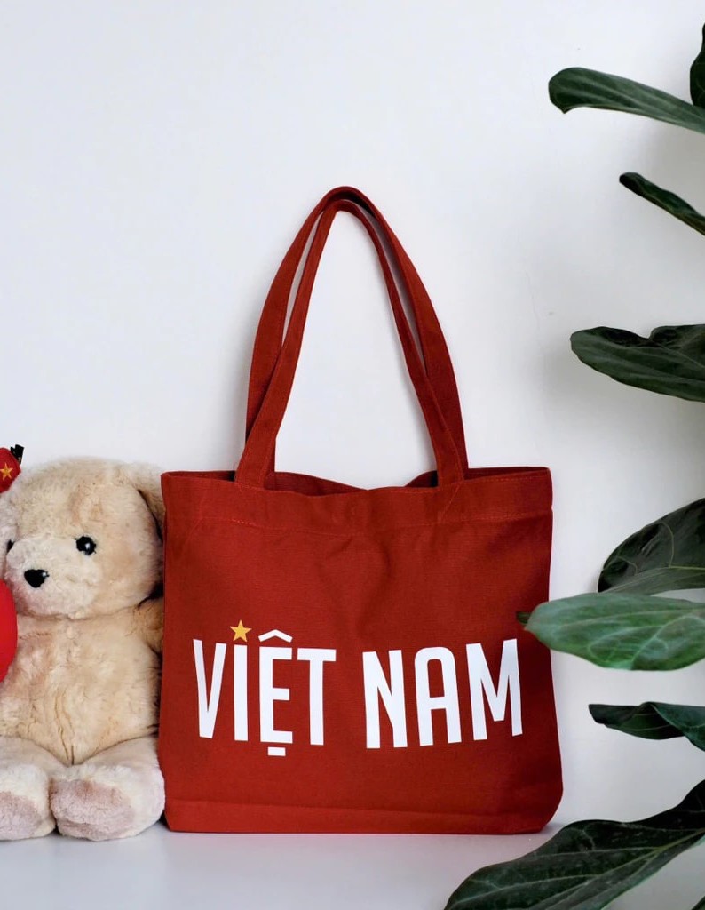 Cờ Tổ quốc, áo in hình sao vàng... 