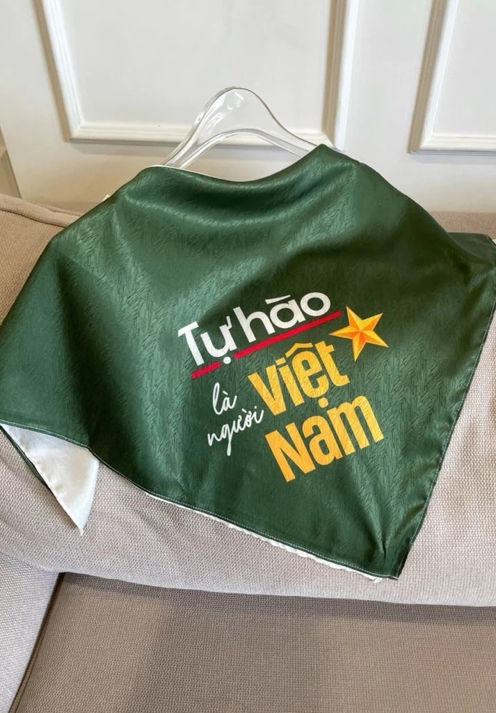 Cờ Tổ quốc, áo in hình sao vàng... 