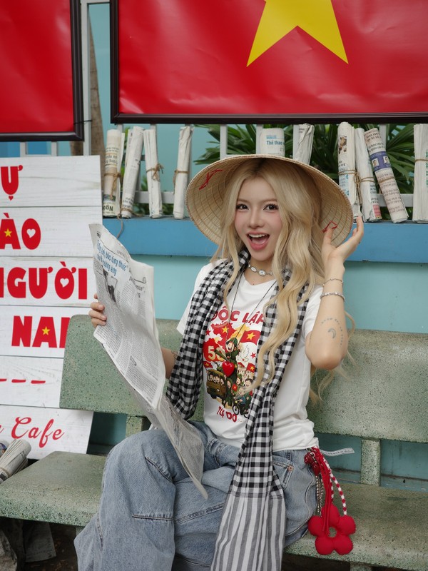 Cờ Tổ quốc, áo in hình sao vàng... 
