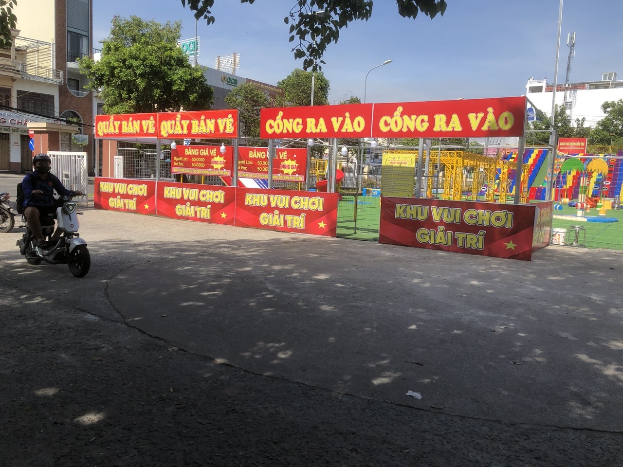 Nhiều trẻ bị gãy tay, chân ở khu vui chơi Nhà văn hóa lao động tỉnh Quảng Ngãi- Ảnh 4.