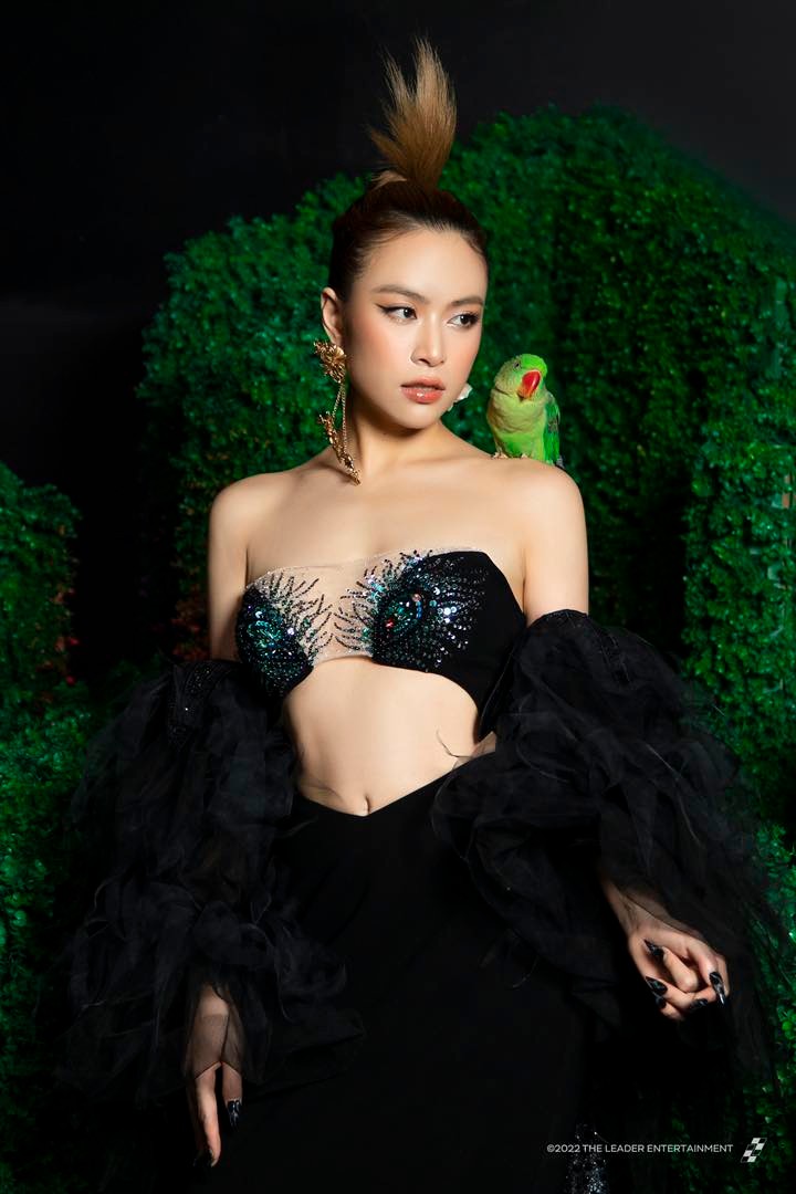 Mẹ bỉm 2 con Hoàng Thuỳ Linh tập gì để 