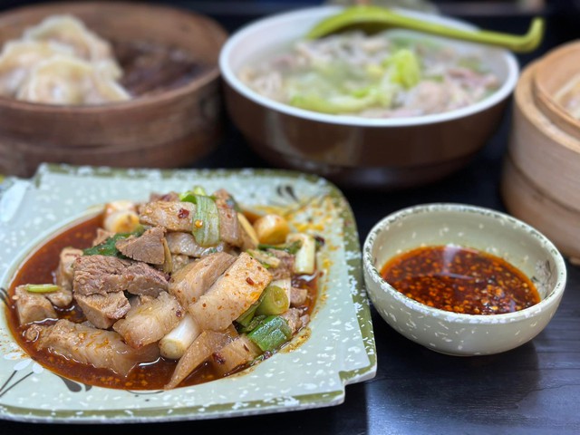 Khách Việt ăn đặc sản khi đi Trung Quốc, nhận xét: "Đời tôi chưa bao giờ nghĩ sẽ phải làm thế này!"- Ảnh 2.