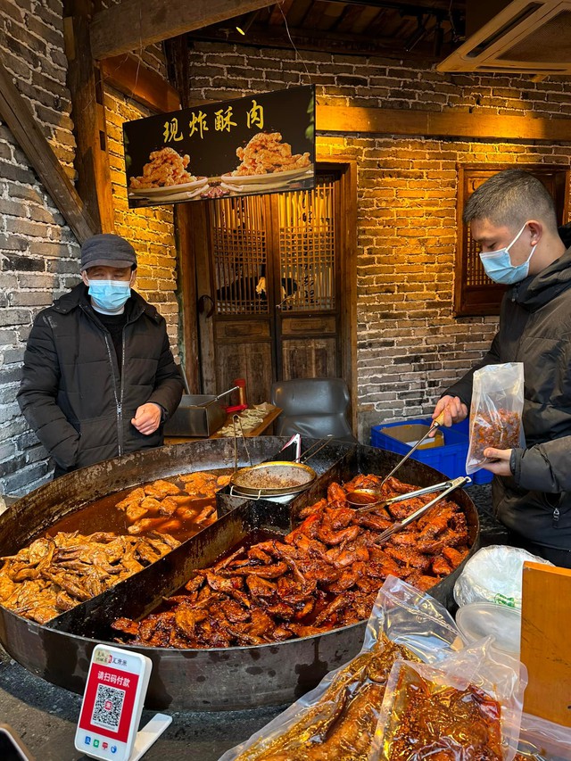 Khách Việt ăn đặc sản khi đi Trung Quốc, nhận xét: "Đời tôi chưa bao giờ nghĩ sẽ phải làm thế này!"- Ảnh 1.