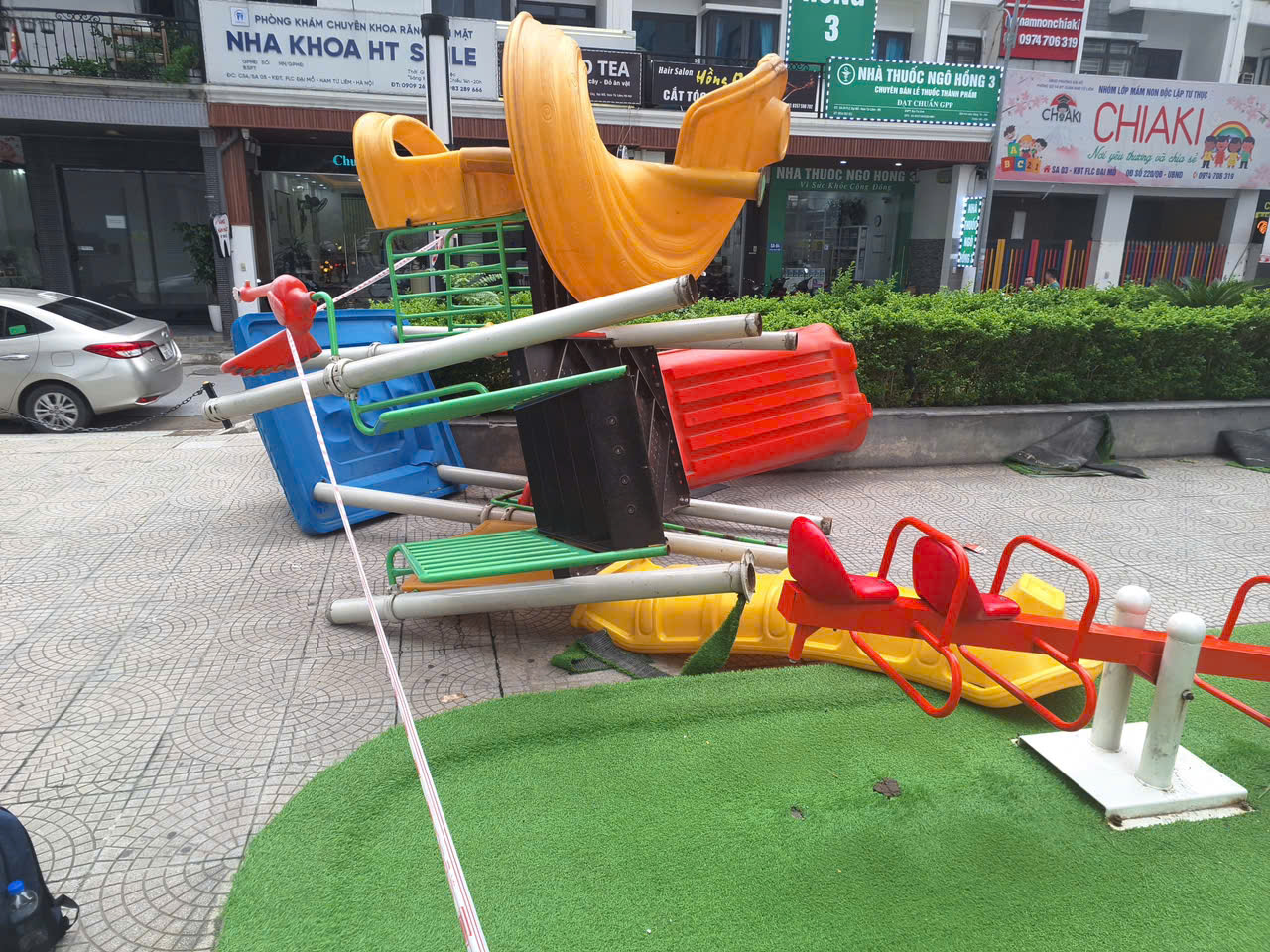 Khoảng trống ám ảnh sau vụ cầu trượt bật tung khiến một người phụ nữ tử vong ở Hà Nội- Ảnh 3.