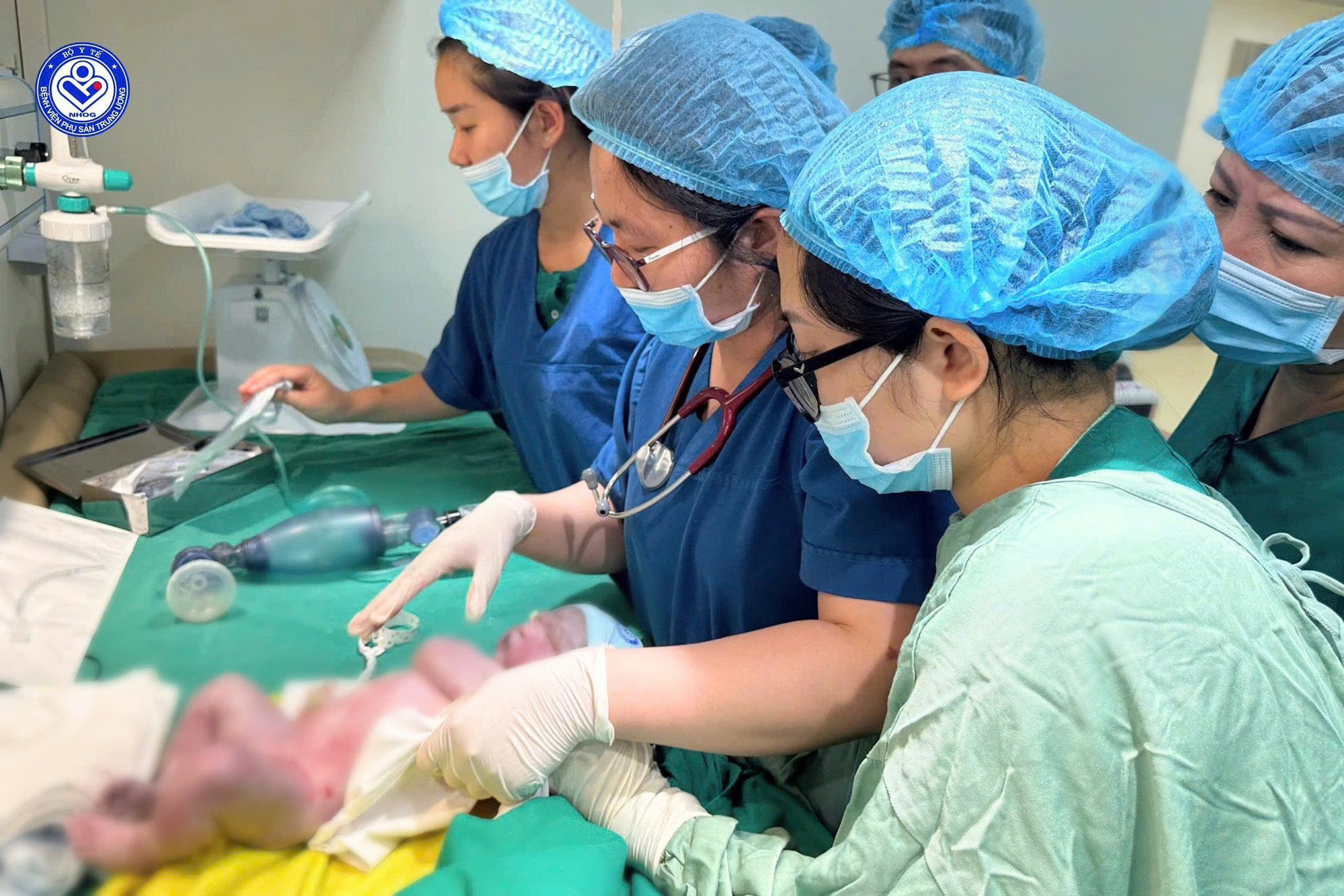 Mổ lấy thai cho sản phụ Phú Thọ nặng 178kg, không thể gây tê tủy sống vì lớp mỡ dày hơn 11cm- Ảnh 3.