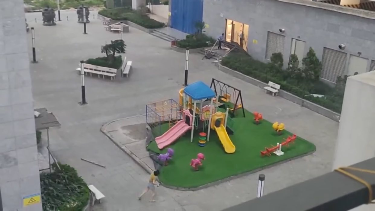 Khoảng trống ám ảnh sau vụ cầu trượt bật tung khiến một người phụ nữ tử vong ở Hà Nội- Ảnh 1.