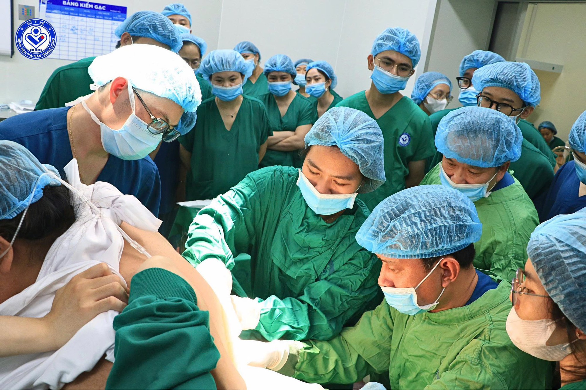 Mổ lấy thai cho sản phụ Phú Thọ nặng 178kg, không thể gây tê tủy sống vì lớp mỡ dày hơn 11cm- Ảnh 2.