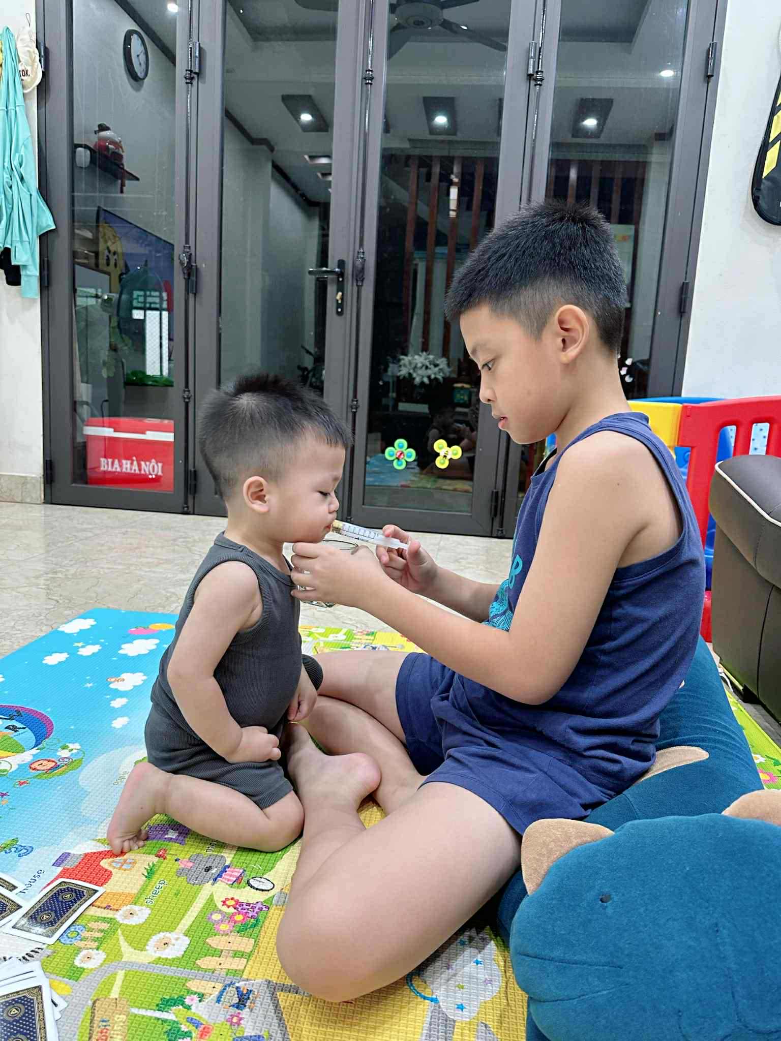 Nhìn cảnh anh trai 12 tuổi dậy trông em lúc 2 giờ sáng để mẹ được nghỉ ngơi, netizen: "Thành công lớn nhất cuộc đời là đây!"- Ảnh 4.