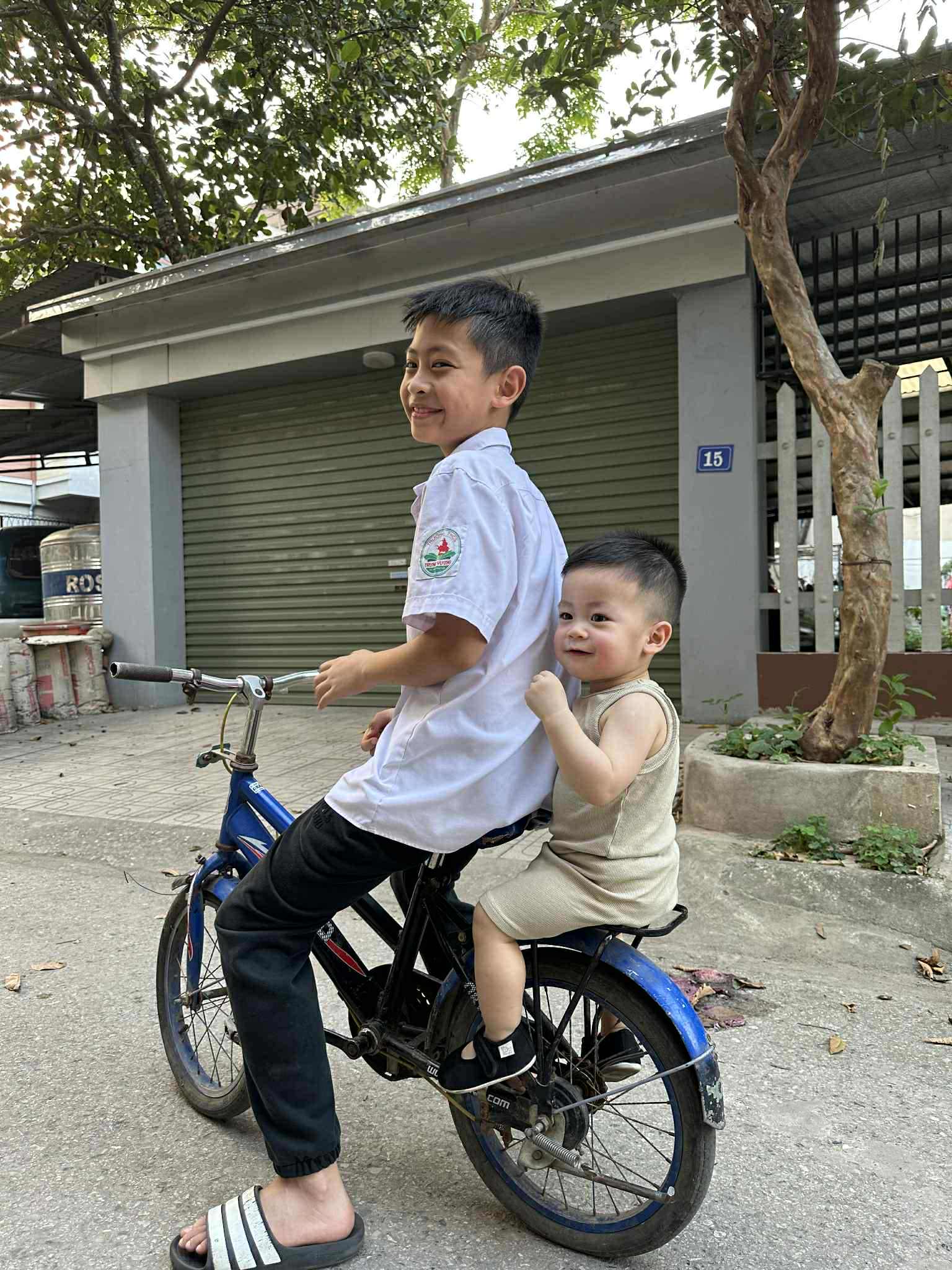Nhìn cảnh anh trai 12 tuổi dậy trông em lúc 2 giờ sáng để mẹ được nghỉ ngơi, netizen: "Thành công lớn nhất cuộc đời là đây!"- Ảnh 7.