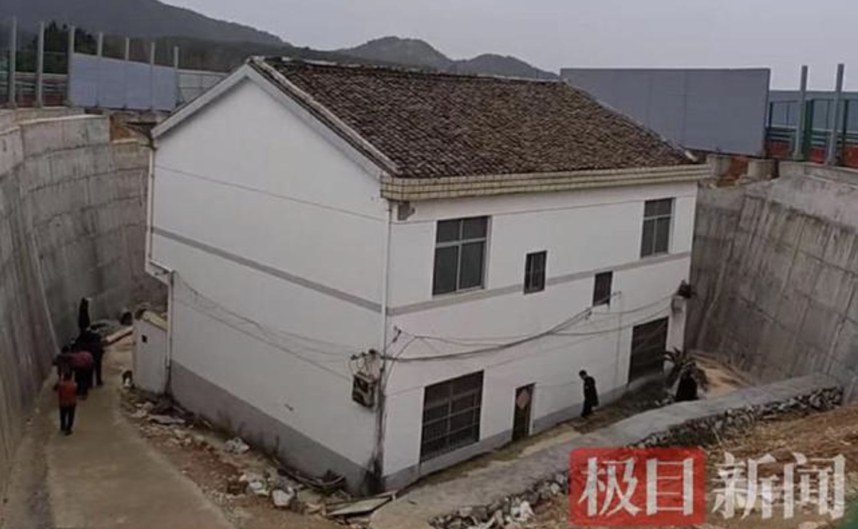 Nhất quyết không chịu di dời dù được đền bù tiền tỷ, ngôi nhà sẵn sàng "đứng một mình" giữa đường cao tốc nhận số phận như thế nào sau nhiều năm?- Ảnh 2.