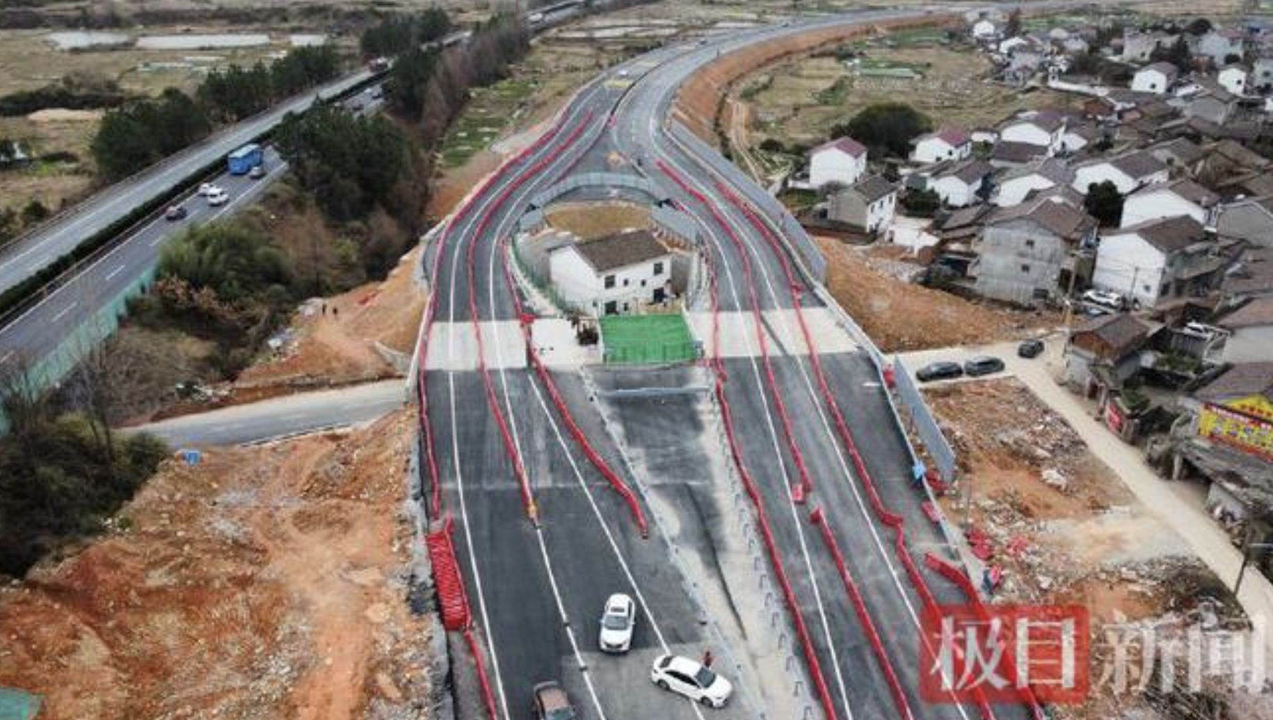 Nhất quyết không chịu di dời dù được đền bù tiền tỷ, ngôi nhà sẵn sàng "đứng một mình" giữa đường cao tốc nhận số phận như thế nào sau nhiều năm?- Ảnh 3.