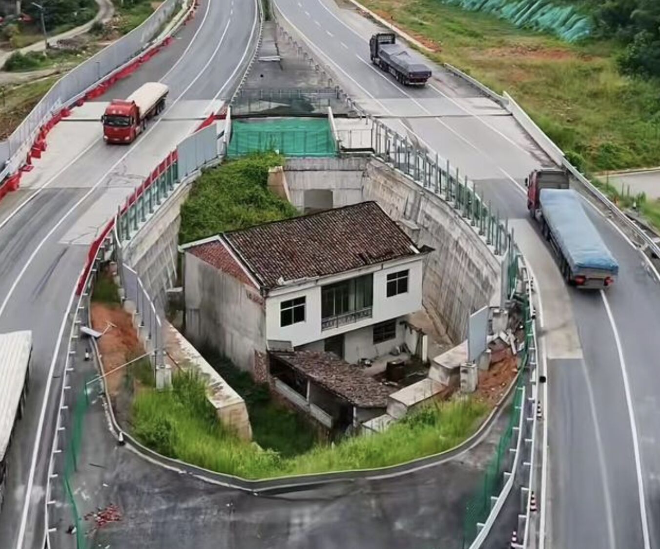 Nhất quyết không chịu di dời dù được đền bù tiền tỷ, ngôi nhà sẵn sàng "đứng một mình" giữa đường cao tốc nhận số phận như thế nào sau nhiều năm?- Ảnh 1.