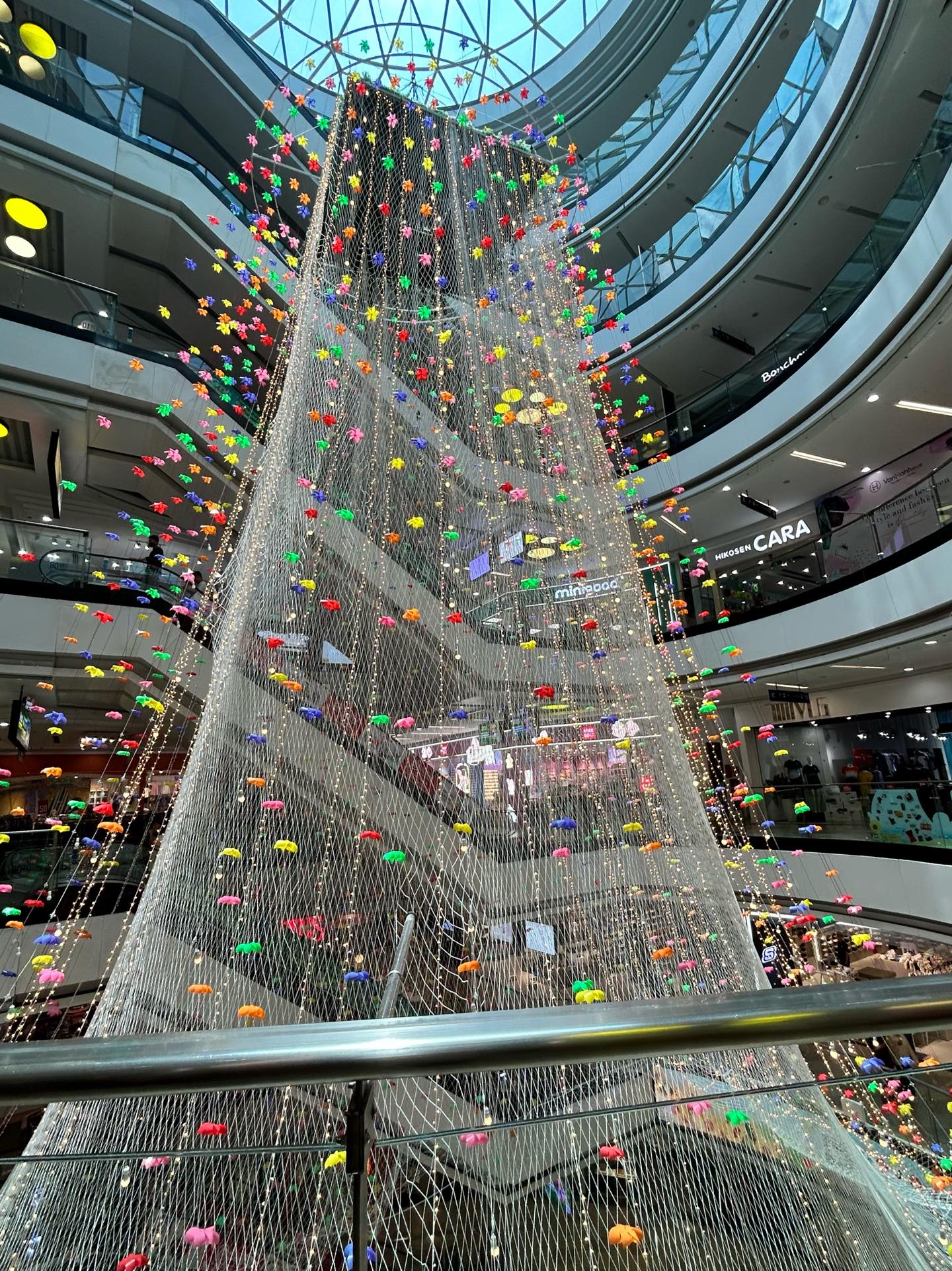 Dòng chữ lạ dán trên kính an toàn ở Vạn Hạnh Mall, ai lướt qua cũng đồng loạt đưa điện thoại lên- Ảnh 5.