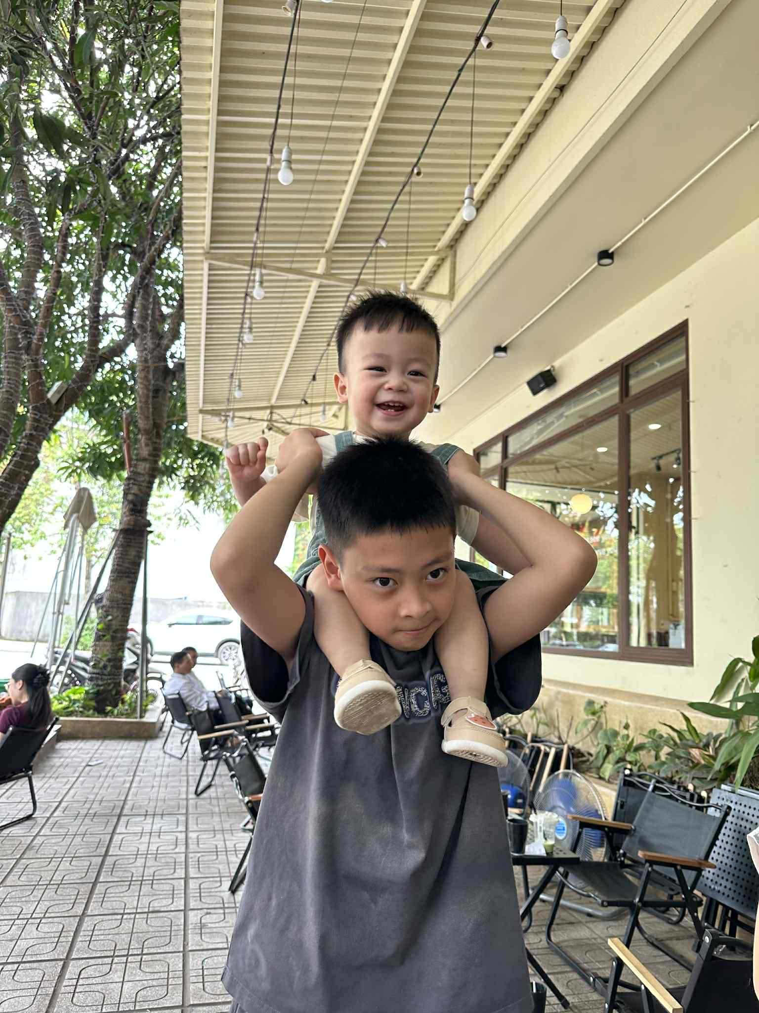 Nhìn cảnh anh trai 12 tuổi dậy trông em lúc 2 giờ sáng để mẹ được nghỉ ngơi, netizen: "Thành công lớn nhất cuộc đời là đây!"- Ảnh 5.