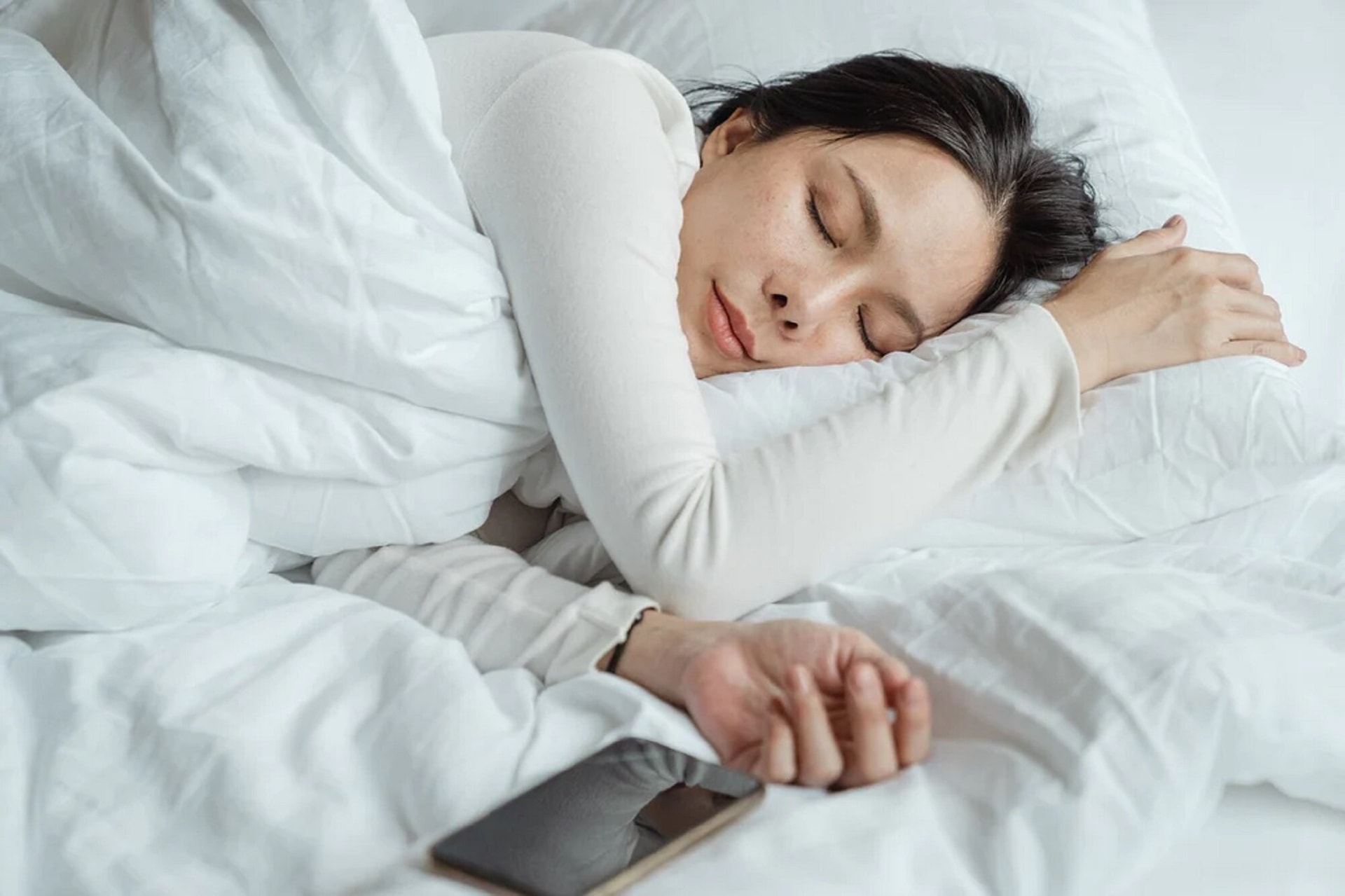 Đi ngủ nhớ để điện thoại ở chế độ này, vừa giảm bức xạ lại ngủ ngon hơn- Ảnh 1.
