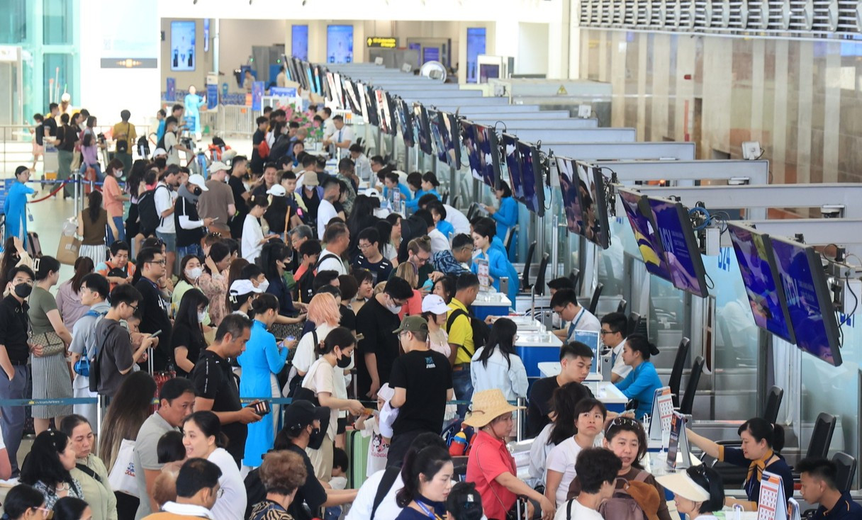 Vé máy bay tới Hà Nội xem diễu binh diễu hành 'căng như dây đàn'- Ảnh 3.